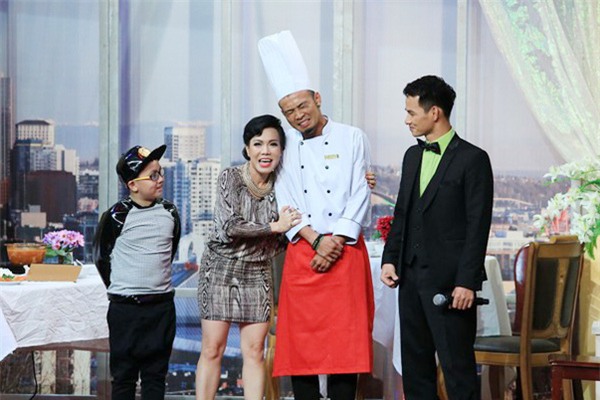 Tiểu phẩm triệu view: Việt Hương chỉ biết nhăn mặt với đầu bếp Hoàng Phi-1