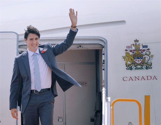Thủ tướng Canada Justin Trudeau rạng rỡ vẫy chào khi đáp chuyến bay xuống Đà Nẵng - Ảnh 1.