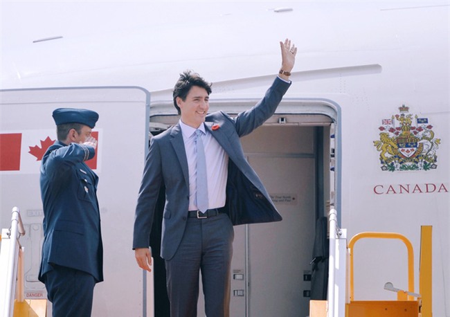 Thủ tướng Canada Justin Trudeau rạng rỡ vẫy chào khi đáp chuyến bay xuống Đà Nẵng - Ảnh 1.
