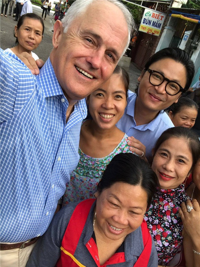 Thủ tướng Úc chia sẻ ảnh lần đầu thưởng thức bánh mì tại Đà Nẵng cùng Luke Nguyễn - Ảnh 4.