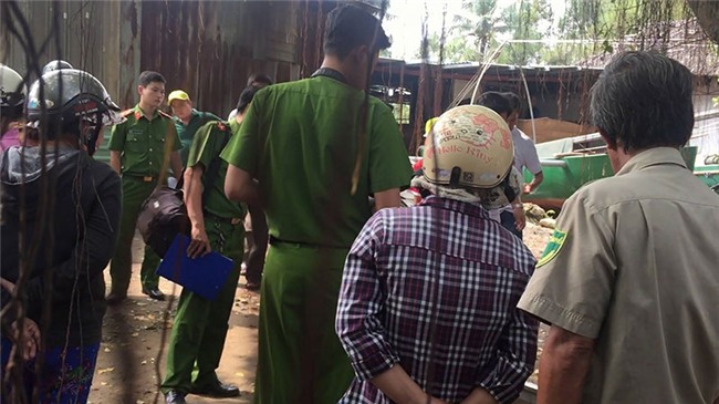 Người phụ nữ bần thần, bỏ dép rồi nhảy cầu Gò Công tự vẫn