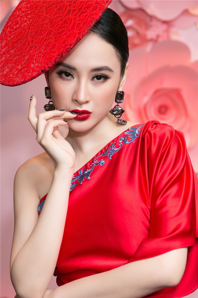 Angela Phương Trinh hóa quý cô cổ điển kiêu kì, đứng top 1 thảm đỏ showbiz tuần này-1