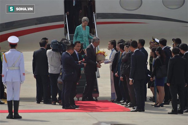 Được tặng hoa cho Thủ tướng Lý Hiển Long, đây là cô gái hot nhất MXH sáng nay - Ảnh 1.