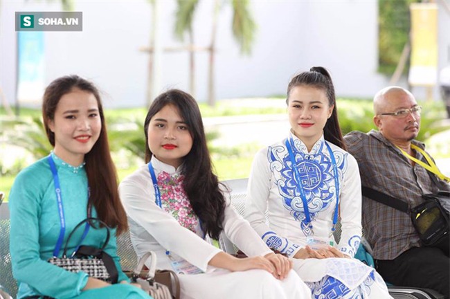 Được tặng hoa cho Thủ tướng Lý Hiển Long, đây là cô gái hot nhất MXH sáng nay - Ảnh 3.