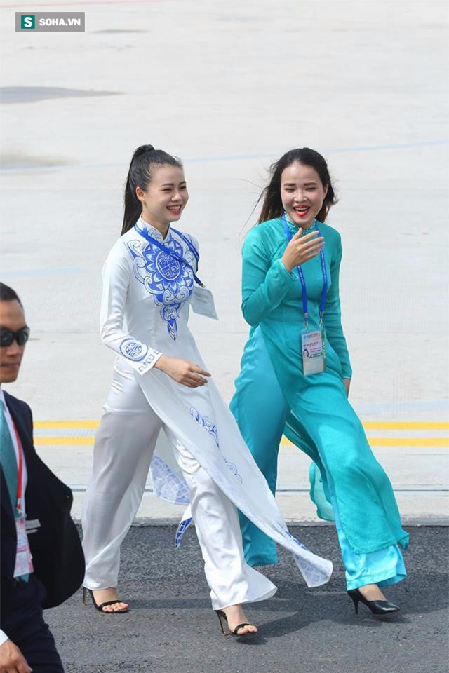 Được tặng hoa cho Thủ tướng Lý Hiển Long, đây là cô gái hot nhất MXH sáng nay - Ảnh 4.