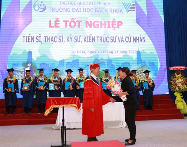 Xúc động hình ảnh mẹ nhận bằng thay con đã qua đời vì ung thư