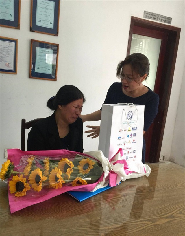 Xúc động hình ảnh mẹ nhận bằng thay con đã qua đời vì ung thư