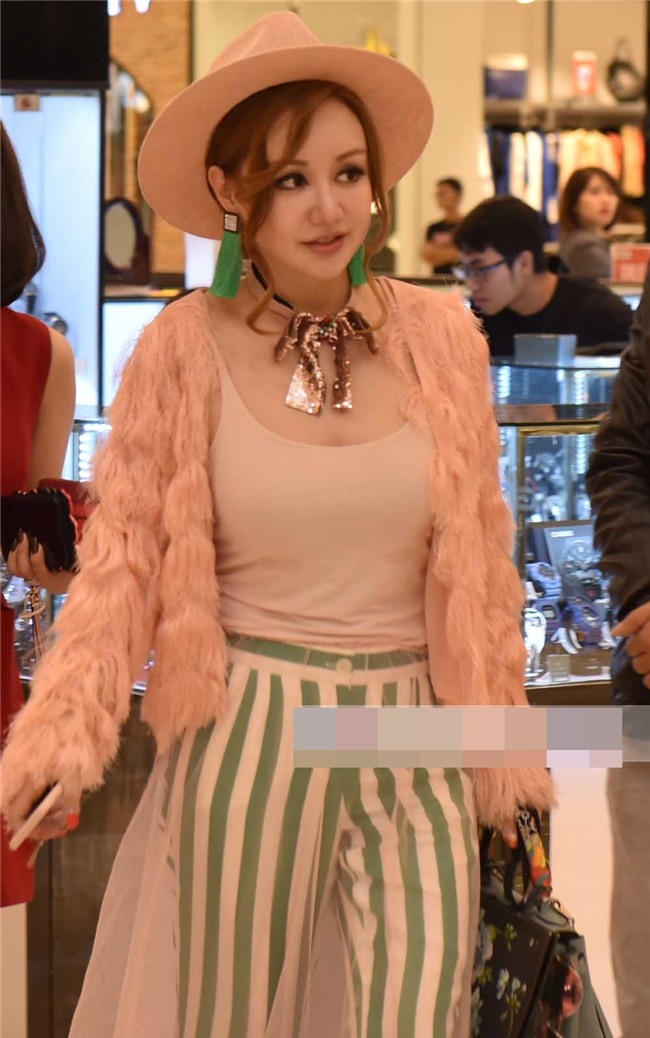 Trang Trần diện đồ lòe loẹt - Lý Nhã Kỳ ăn vận rườm rà lọt top sao mặc xấu tuần này-2