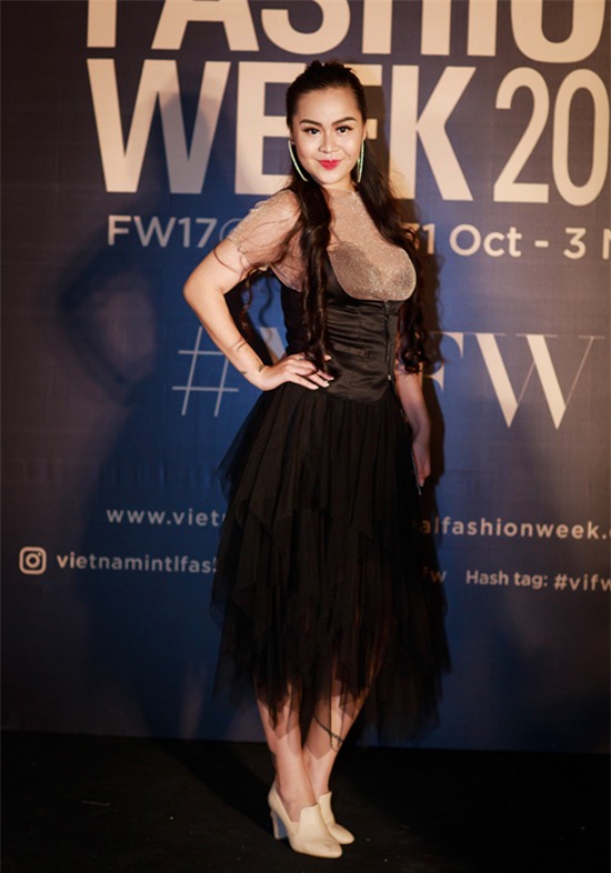 Trang Trần diện đồ lòe loẹt - Lý Nhã Kỳ ăn vận rườm rà lọt top sao mặc xấu tuần này-9