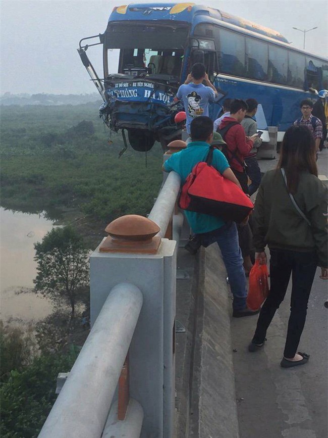 Clip hiện trường vụ tai nạn khiến xe khách suýt nữa lao xuống sông Hồng trên cầu Thanh Trì - Ảnh 2.
