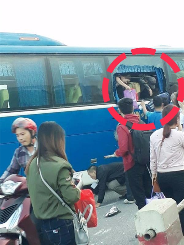 Clip hiện trường vụ tai nạn khiến xe khách suýt nữa lao xuống sông Hồng trên cầu Thanh Trì - Ảnh 3.