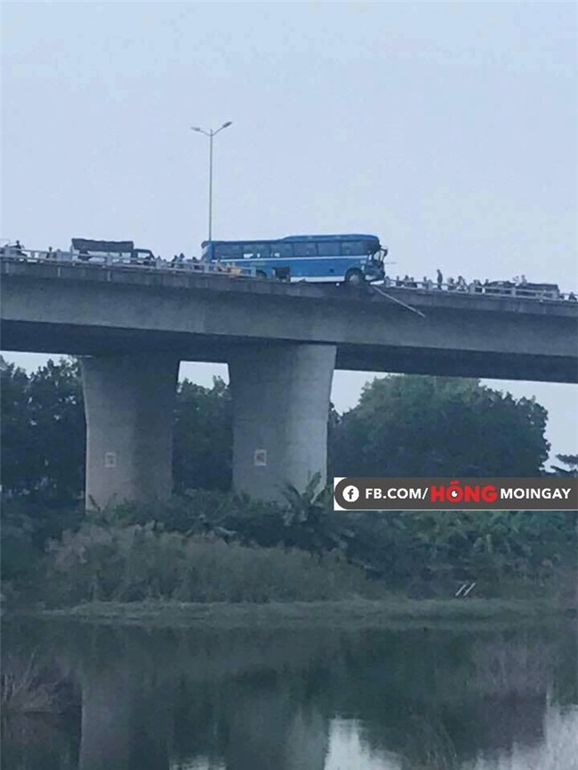 Clip hiện trường vụ tai nạn khiến xe khách suýt nữa lao xuống sông Hồng trên cầu Thanh Trì - Ảnh 4.