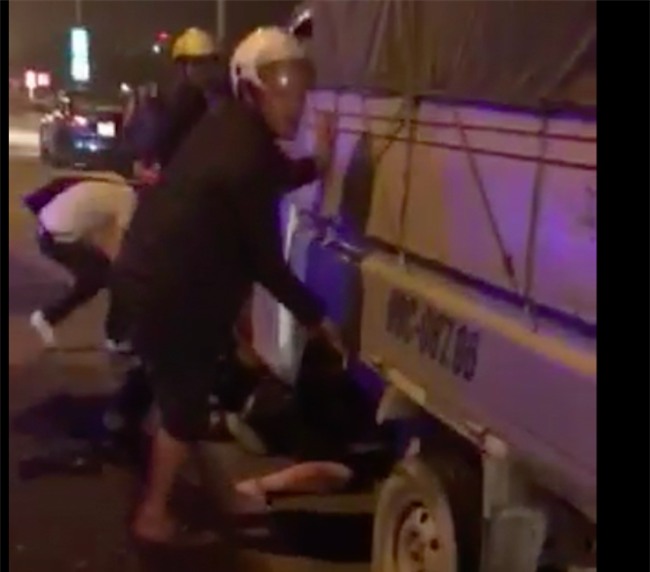 Nâng xe tải cứu sống vợ chồng bà bầu bị cuốn vào gầm xe - Ảnh 1.