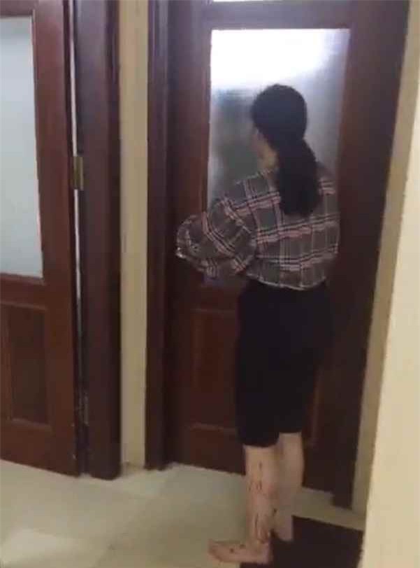 Hà Nội: Phát hiện gái lạ trốn trong tủ, chồng cố thủ, vợ livestream yêu cầu ly hôn - Ảnh 2.