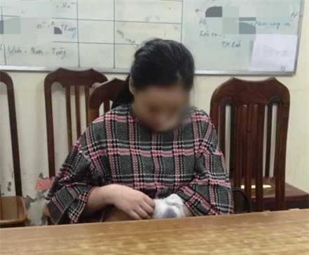 Hà Nội: Phát hiện gái lạ trốn trong tủ, chồng cố thủ, vợ livestream yêu cầu ly hôn - Ảnh 4.