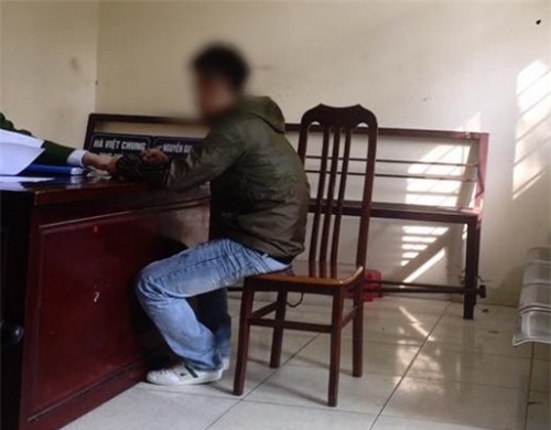 Hà Nội: Phát hiện gái lạ trốn trong tủ, chồng cố thủ, vợ livestream yêu cầu ly hôn - Ảnh 5.