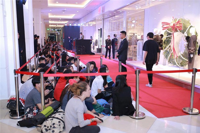 khai truong h&m: su co xay ra, khach hang buc xuc tranh cai voi nhan vien an ninh! - 10