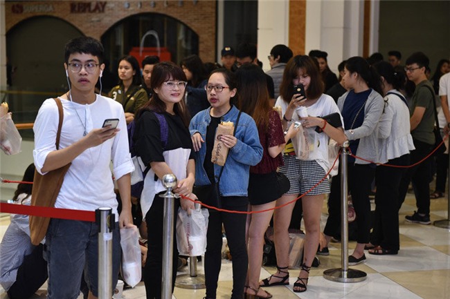 khai truong h&m: su co xay ra, khach hang buc xuc tranh cai voi nhan vien an ninh! - 11
