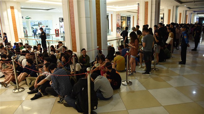 khai truong h&m: su co xay ra, khach hang buc xuc tranh cai voi nhan vien an ninh! - 13
