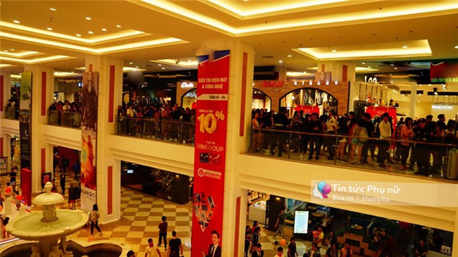 khai truong h&m: su co xay ra, khach hang buc xuc tranh cai voi nhan vien an ninh! - 2