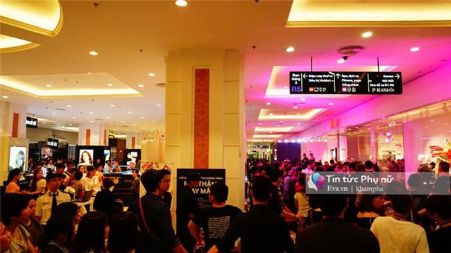 khai truong h&m: su co xay ra, khach hang buc xuc tranh cai voi nhan vien an ninh! - 3