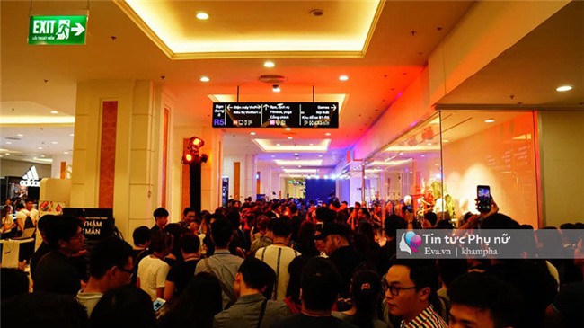 khai truong h&m: su co xay ra, khach hang buc xuc tranh cai voi nhan vien an ninh! - 4