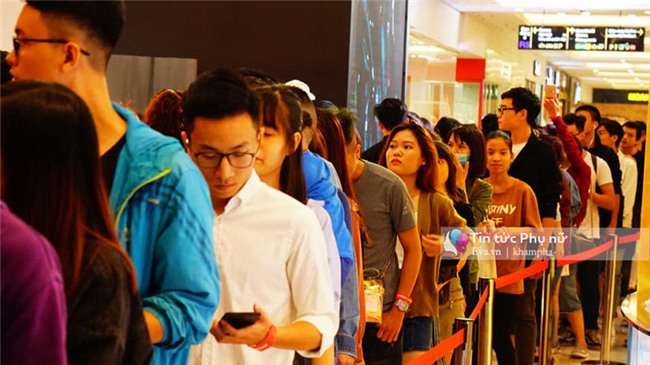 khai truong h&m: su co xay ra, khach hang buc xuc tranh cai voi nhan vien an ninh! - 5