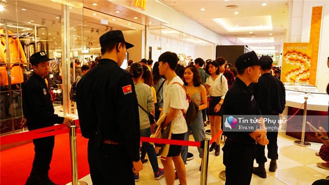 khai truong h&m: su co xay ra, khach hang buc xuc tranh cai voi nhan vien an ninh! - 7
