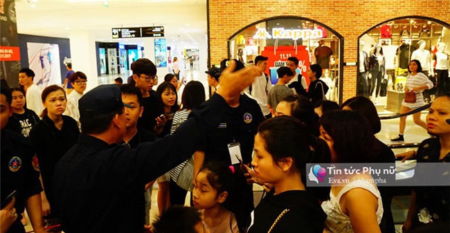 khai truong h&m: su co xay ra, khach hang buc xuc tranh cai voi nhan vien an ninh! - 8