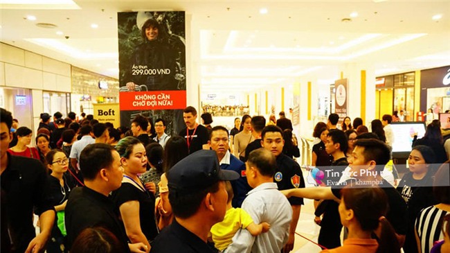 khai truong h&m: su co xay ra, khach hang buc xuc tranh cai voi nhan vien an ninh! - 9