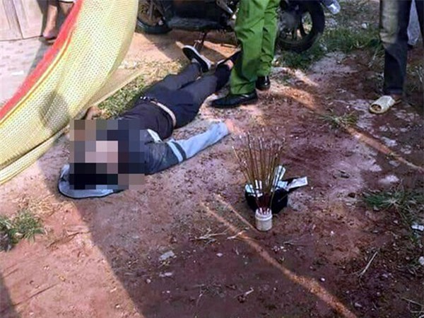 Thái Nguyên: Người dân hốt hoảng phát hiện nam thanh niên chết trên xe máy