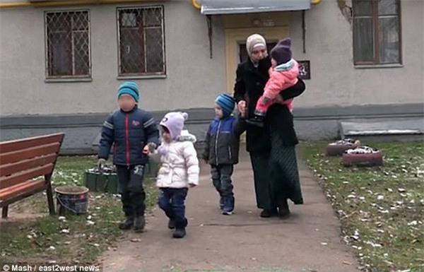 hen ho qua mang, co gai bien thanh no le tinh duc 6 nam, sinh 4 con cho "chong ho" - 1