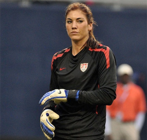 SỐC!!! Blatter bị tố quấy rối tình dục nữ cầu thủ tại lễ trao Quả Bóng Vàng - Ảnh 2.