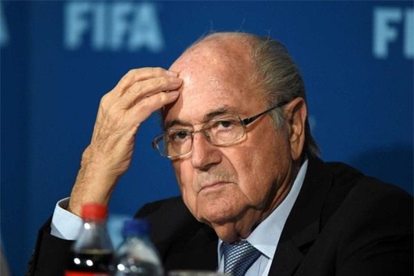 SỐC!!! Blatter bị tố quấy rối tình dục nữ cầu thủ tại lễ trao Quả Bóng Vàng - Ảnh 3.
