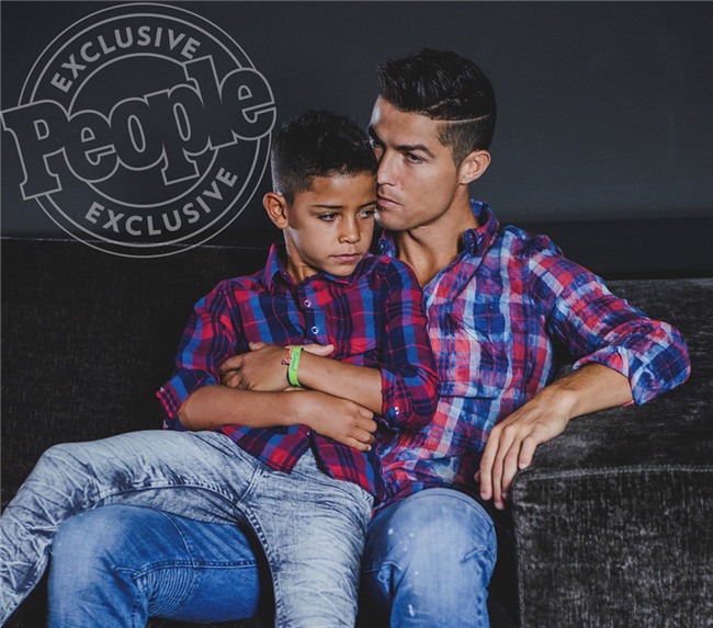 Con trai Ronaldo tạo dáng chuyên nghiệp trong lần đầu làm người mẫu - Ảnh 2.