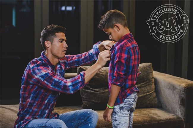 Con trai Ronaldo tạo dáng chuyên nghiệp trong lần đầu làm người mẫu - Ảnh 3.