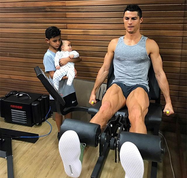Con trai Ronaldo tạo dáng chuyên nghiệp trong lần đầu làm người mẫu - Ảnh 6.
