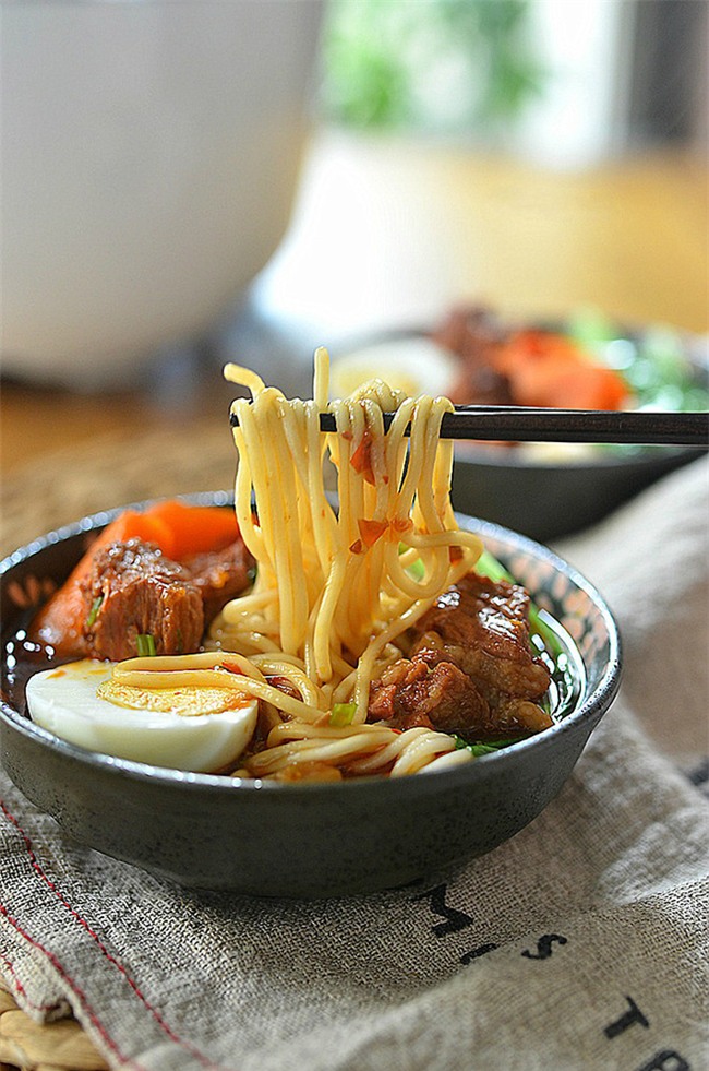 Trổ tài nấu mì bò hầm ngọt thơm đãi cả nhà cuối tuần - Ảnh 8.