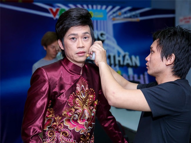 Danh hài Hoài Linh trong hậu trường một chương trình truyền hình tối 10/11. - Tin sao Viet - Tin tuc sao Viet - Scandal sao Viet - Tin tuc cua Sao - Tin cua Sao