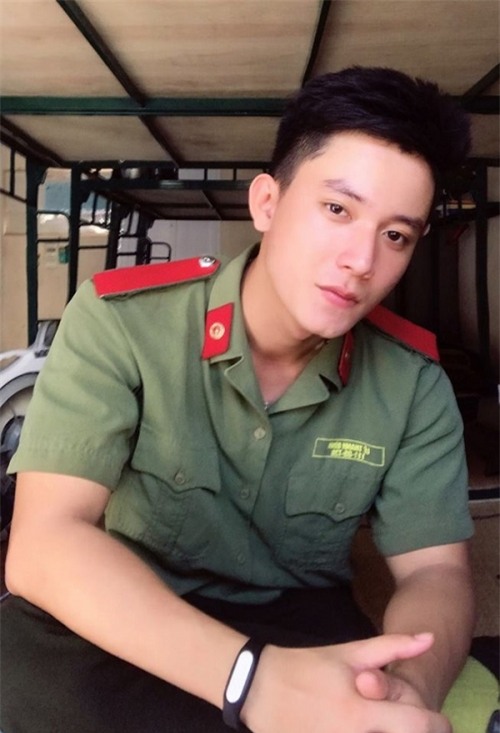 Tan chảy trước chàng công an điển trai có vẻ ngoài cực lạnh lùng-1