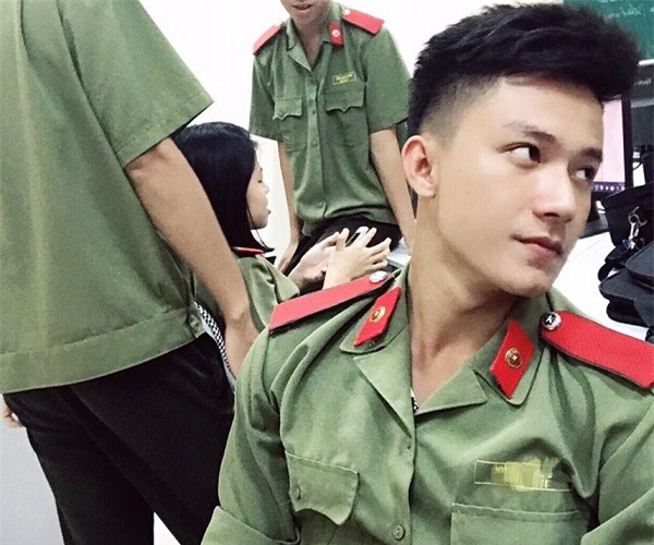 Tan chảy trước chàng công an điển trai có vẻ ngoài cực lạnh lùng-2