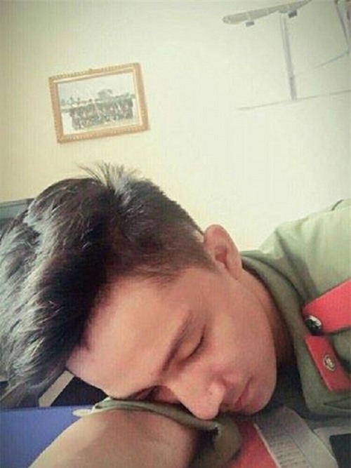 Tan chảy trước chàng công an điển trai có vẻ ngoài cực lạnh lùng-3