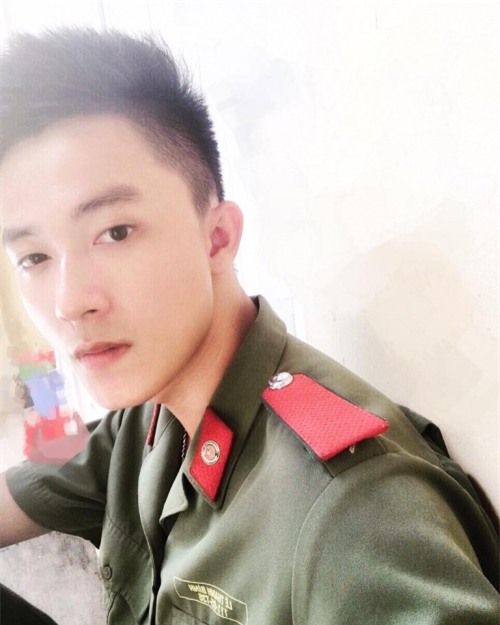 Tan chảy trước chàng công an điển trai có vẻ ngoài cực lạnh lùng-6