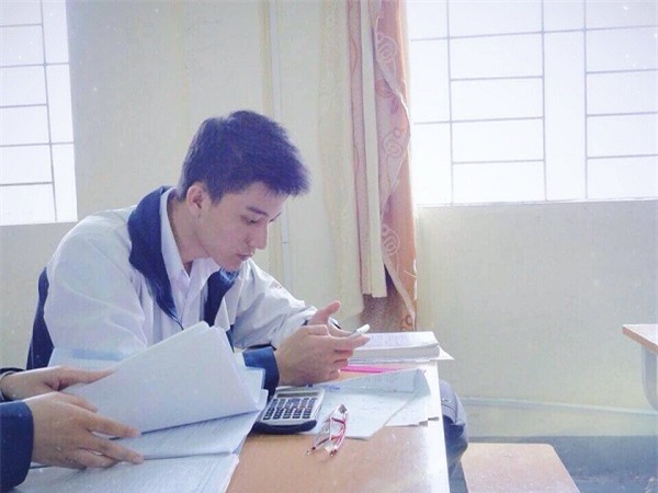 Tan chảy trước chàng công an điển trai có vẻ ngoài cực lạnh lùng-7