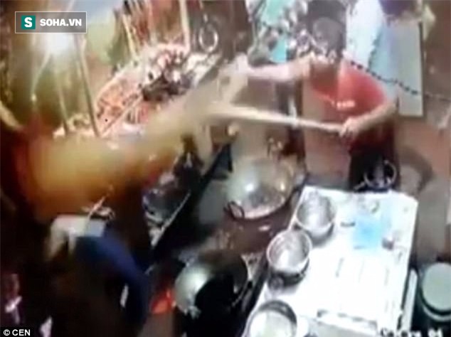Clip: Tranh cãi về hóa đơn, khách hàng bị đầu bếp tạt dầu nóng thẳng vào người - Ảnh 1.