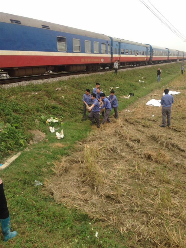 Nam Định: Băng qua đường sắt không chú ý, 2 phụ nữ và một bé trai 10 tuổi bị tàu hỏa tông tử vong - Ảnh 1.