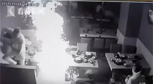 Ông bố dũng cảm lấy thân mình che cho con gái khỏi bị bỏng do bình ga tại nhà hàng lẩu phát nổ - Ảnh 2.