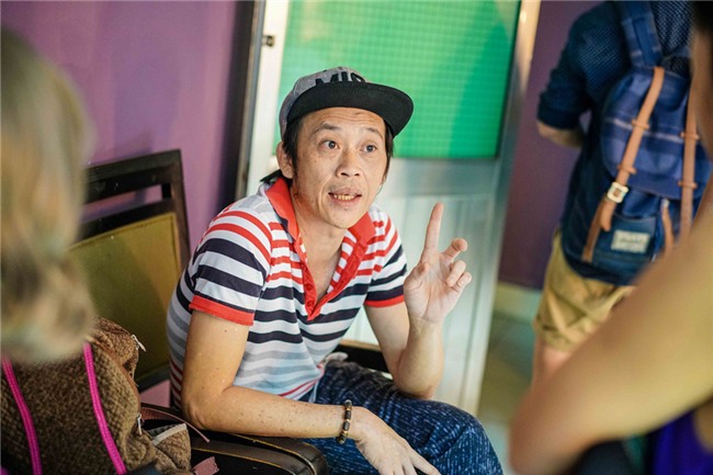 Hoai Linh an voi trong hau truong live show Kieu Minh Tuan hinh anh 1