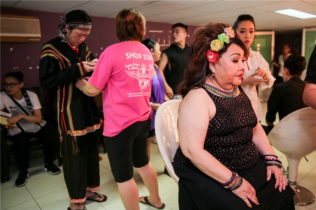 Hoai Linh an voi trong hau truong live show Kieu Minh Tuan hinh anh 5