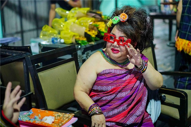 Hoai Linh an voi trong hau truong live show Kieu Minh Tuan hinh anh 6